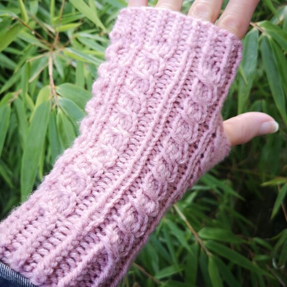 Rose Pink Seamless Fingerless Texting Mittens Gloves Handmade in Canada NEW - Picture 2 of 7